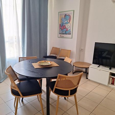 Amazing Apartment For 3 Guests Steps From The Beach Нетания Экстерьер фото