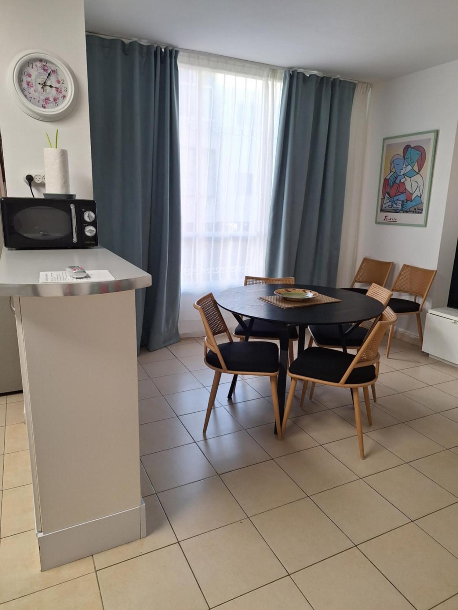 Amazing Apartment For 3 Guests Steps From The Beach Нетания Экстерьер фото