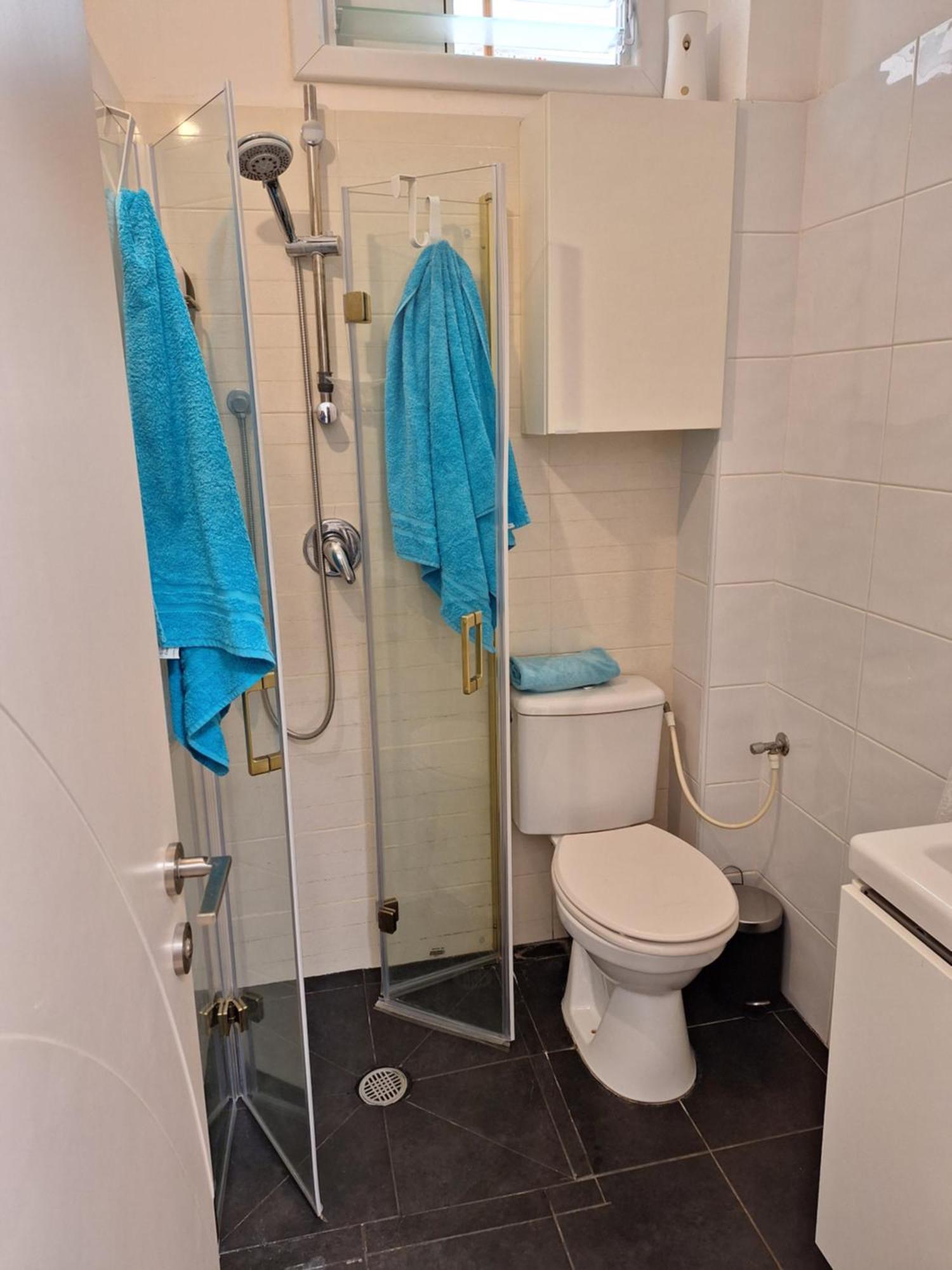 Amazing Apartment For 3 Guests Steps From The Beach Нетания Экстерьер фото