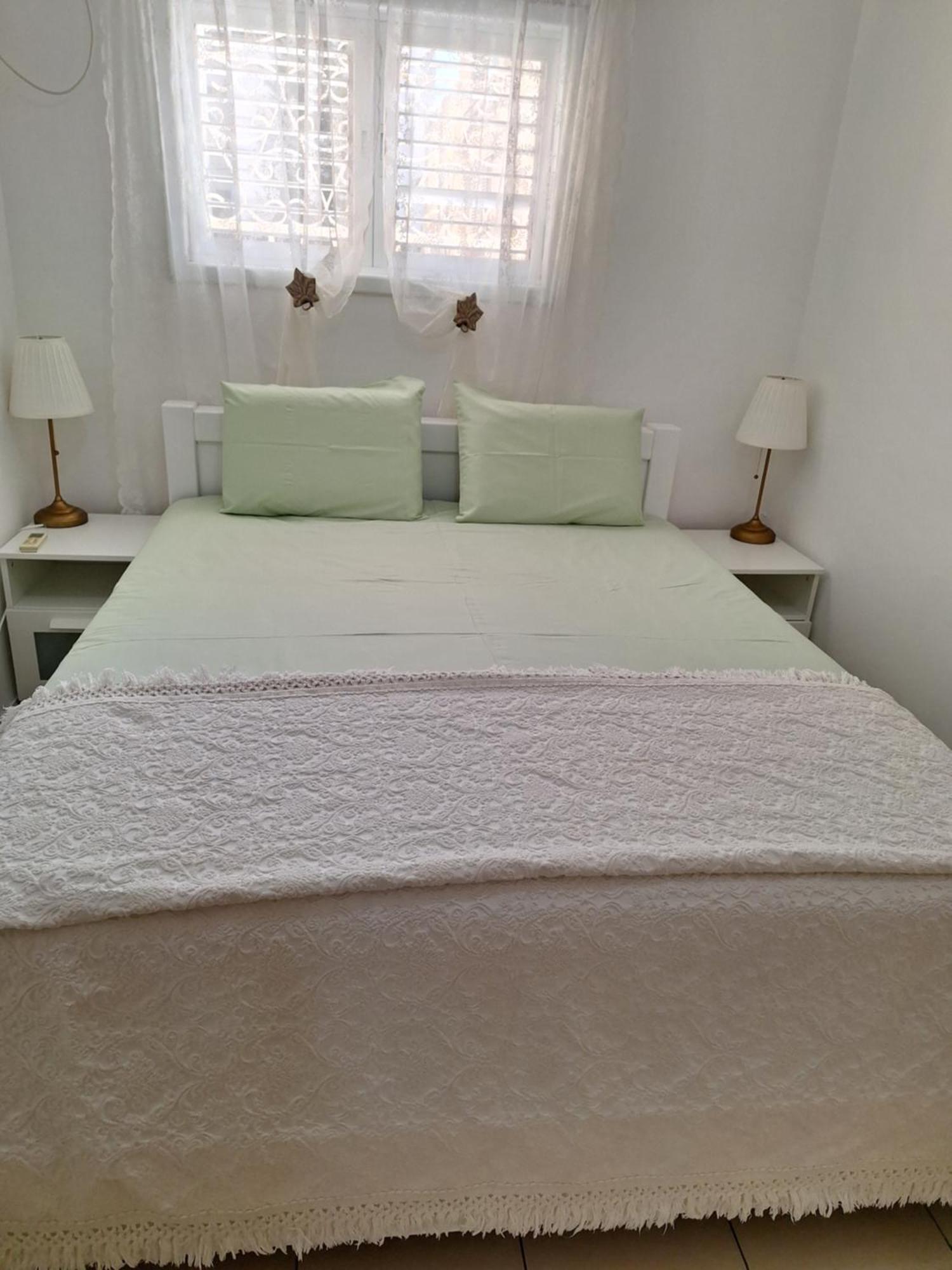 Amazing Apartment For 3 Guests Steps From The Beach Нетания Экстерьер фото